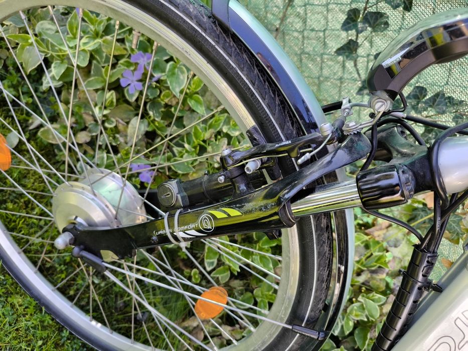 Wygodny rower elektryczny niemiecki z amortyzowanym siodełkiem.Damka
