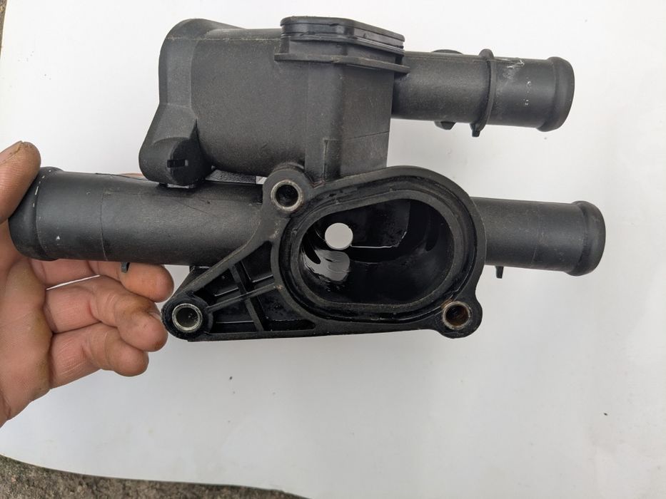 Корпус термостата skoda Octavia tour 1.6