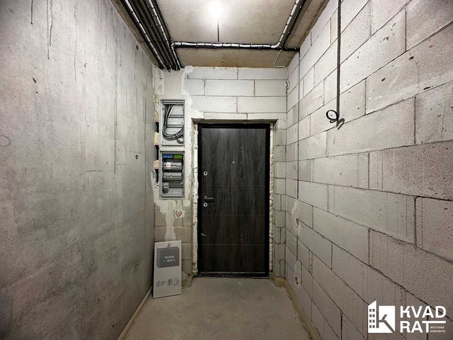 Здана двокімнатна квартира з чорновим ремонтом.