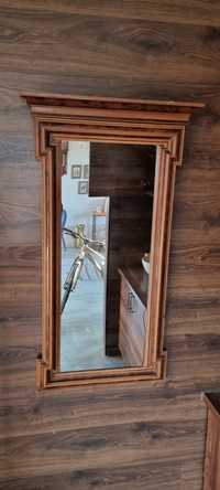 Зеркало в дерев'яній рамі