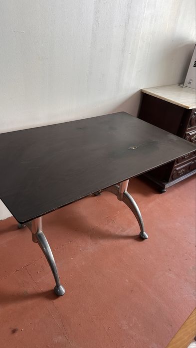 Mesa com essa pequena marca