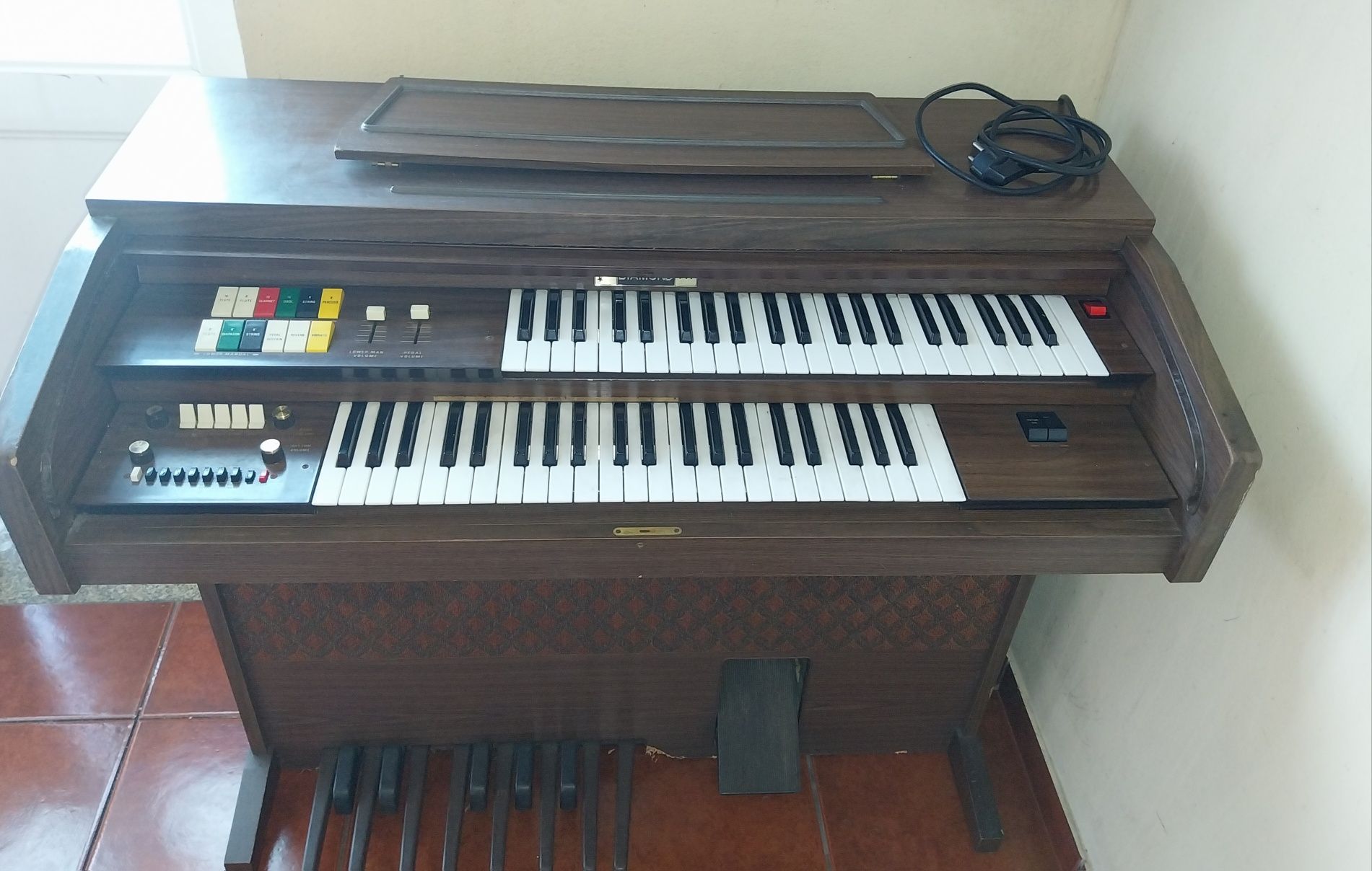Órgão Musical Diamond 711