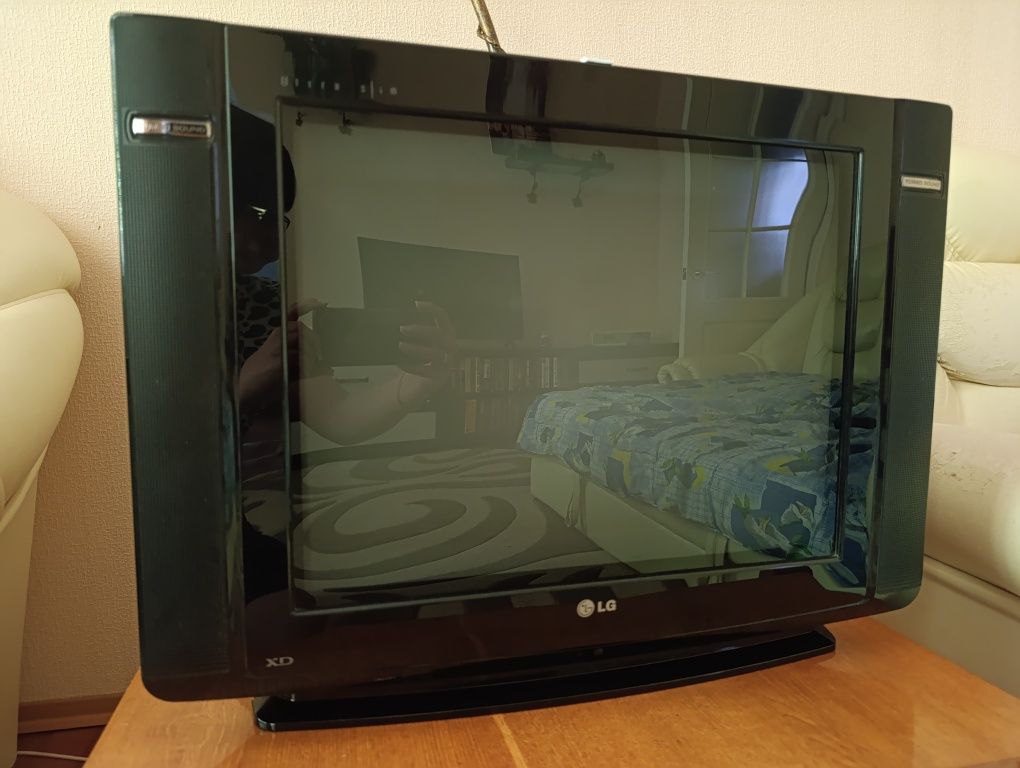 Телевізор LG + тюнер, кабелі підключення, пульти управління.