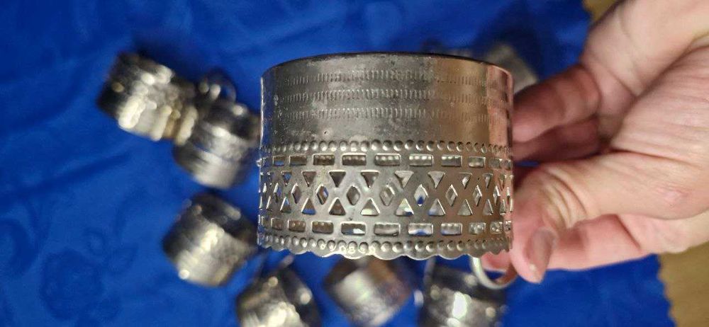 Na sprzedaż: Zestaw metalowych uchwytów do szklanek (koszyczki)