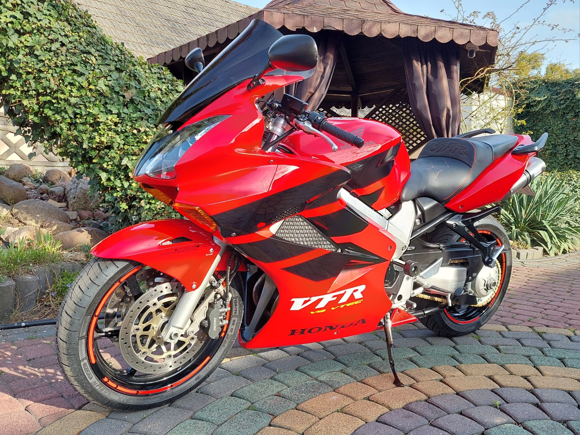 Honda vfr 800 vtec v4, wyjątkowe malowanie