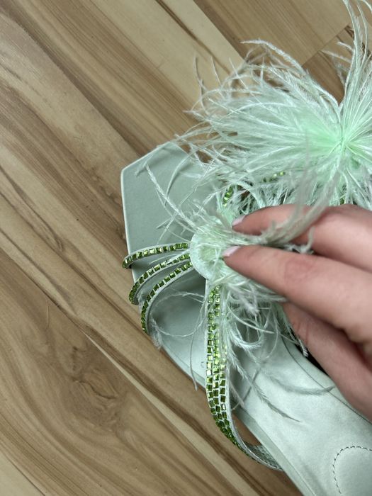 Zielone seledynowe klapki szpilki z piórami cekiny zielone 39 Zara