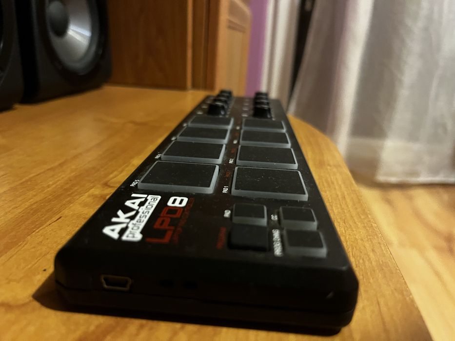 AKAI LPD8 MK1 - laptopowy kontroller MIDI typu MPC