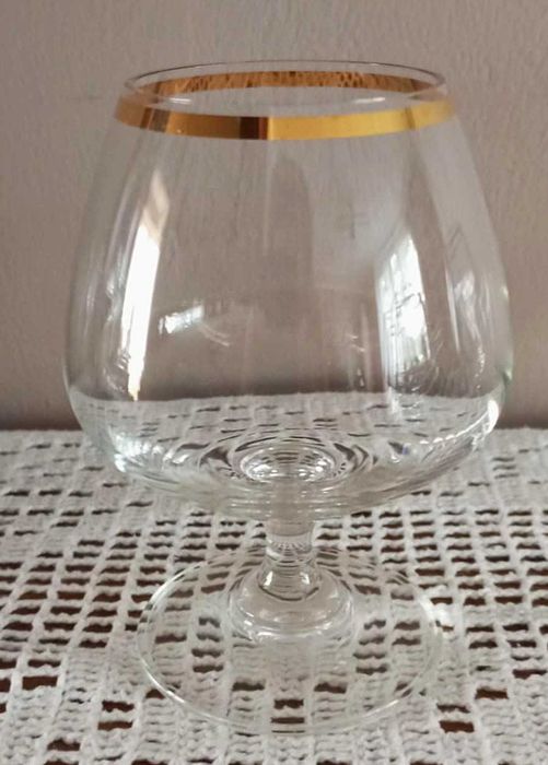 Kieliszki do koniaku, ze złotym brzegiem