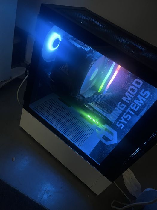 PC Gaming com monitor e cadeira