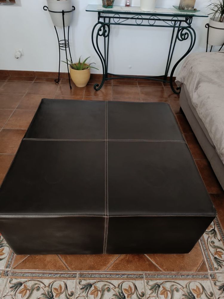 Mesa Auxiliar Quadrada 92x92cm em Napa: Elegância Compacta