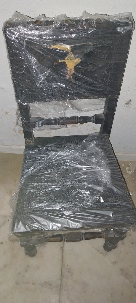 Cadeira antiga de couro para restaurar
