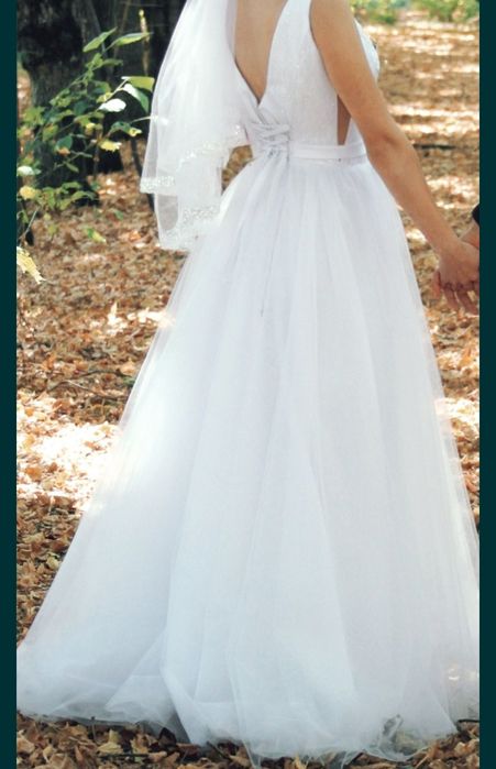 Біла весільна сукня 44 розміру + у подарунок прикраса