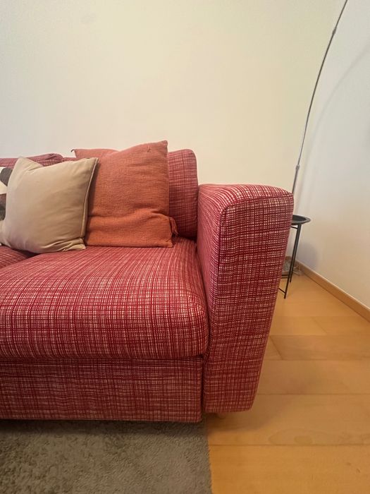 Sofá de três lugares e puff