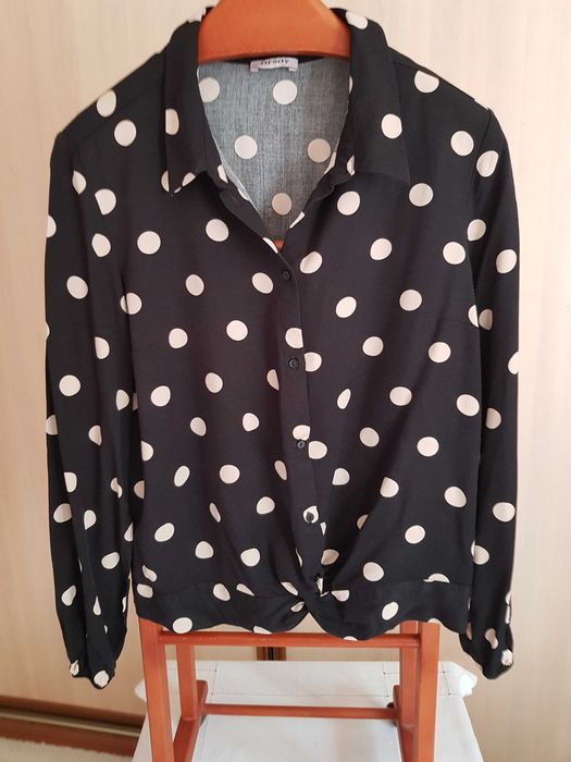 Czarna  bluzka w beżowe grochy