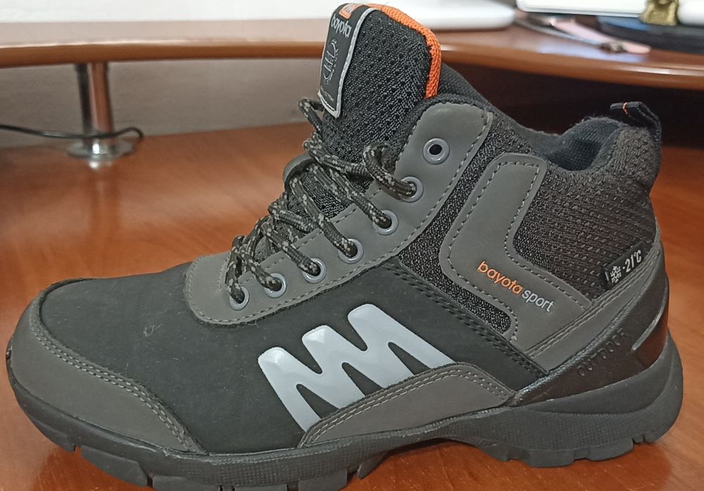 Продаються зимові дитячі черевики (кросівки вищі)