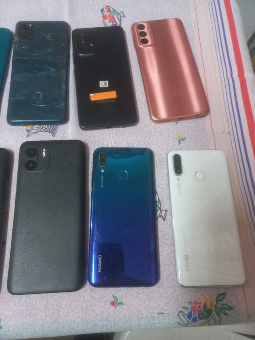 11 telemóveis  com ecrã partidos