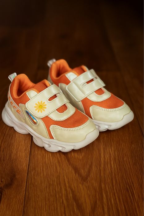 Це дитячі кросівки яскравого дизайну розмір 24