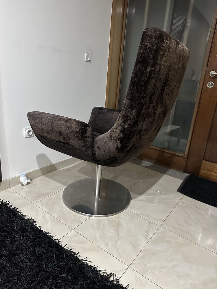 Cadeirão preto acastanhado de tecido