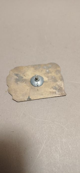 Odznaka turystyczna szczelinie