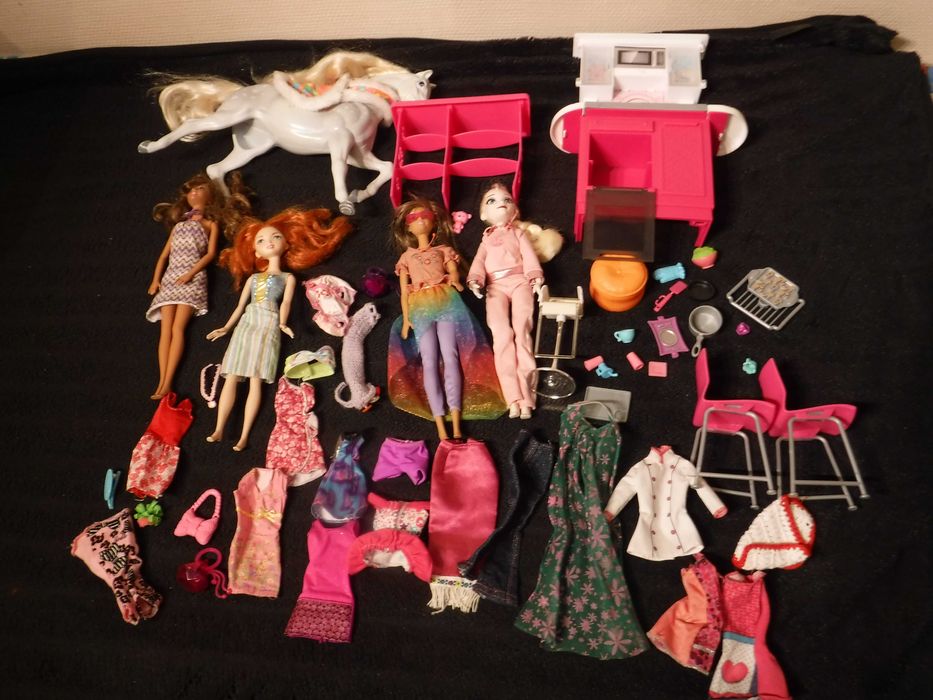Lalki Barbie z konikiem i kuchnią  < P