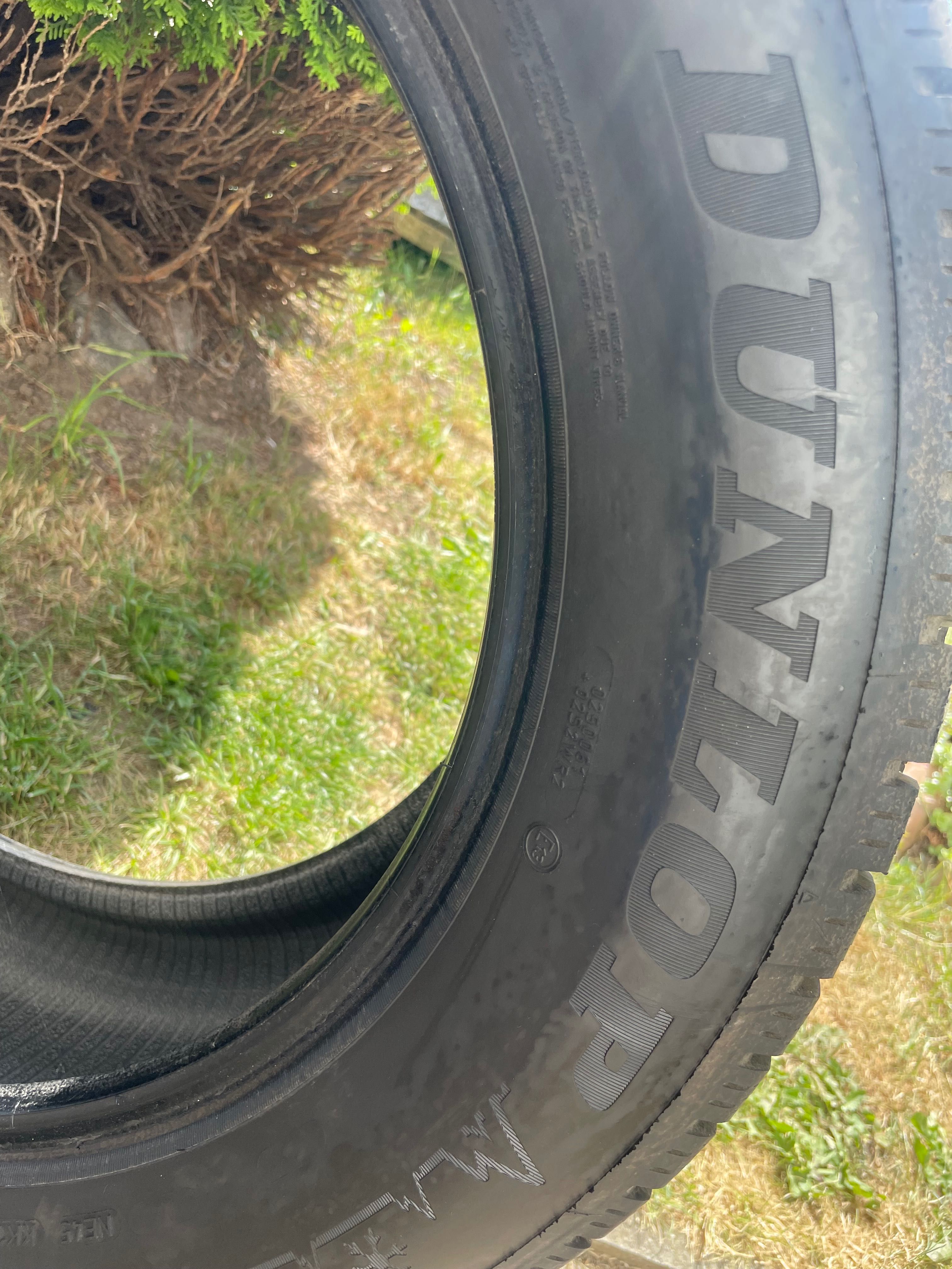 Opony zimowe Dunlop 235/60/18  2szt.