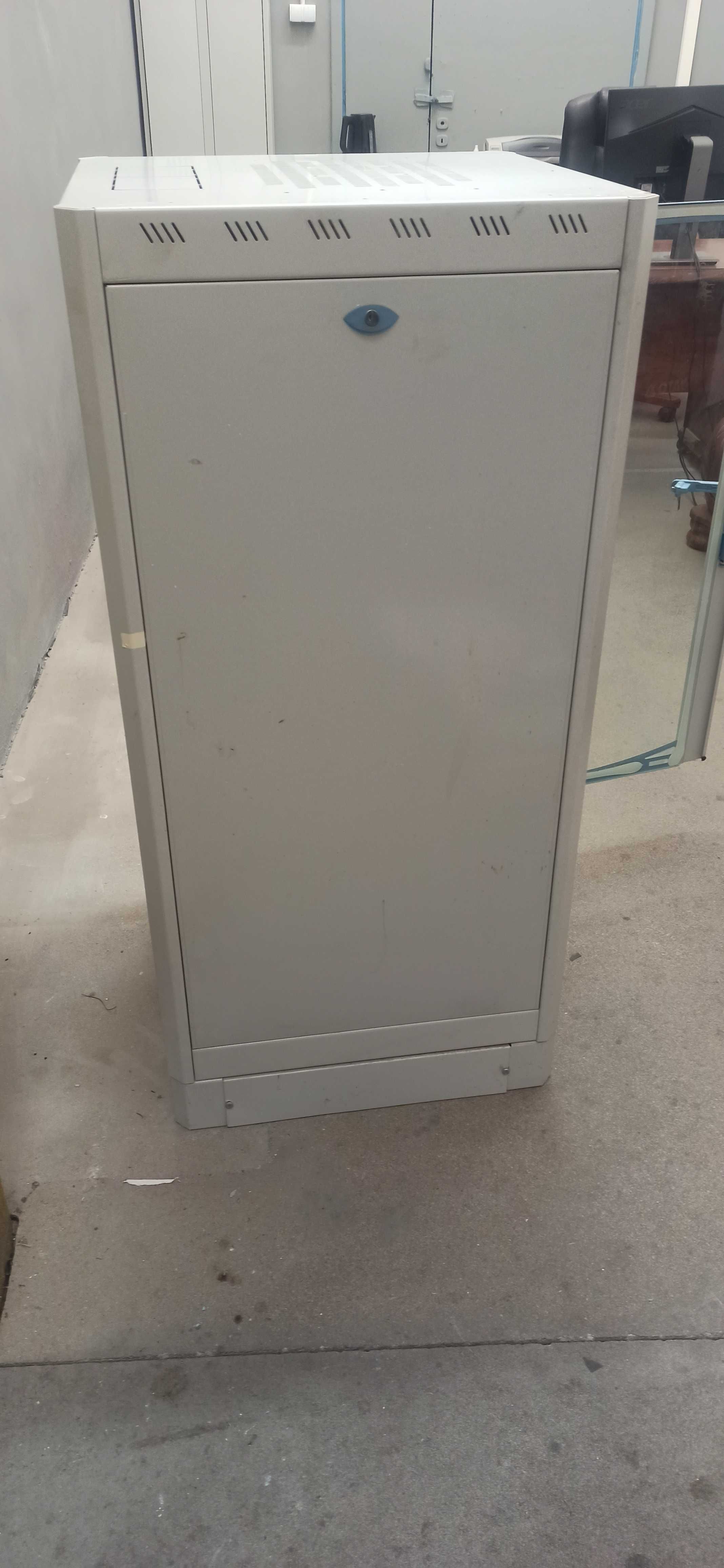 Szafka instalacyjna do przechowywania sprzętu sieciowego Tecnosteel