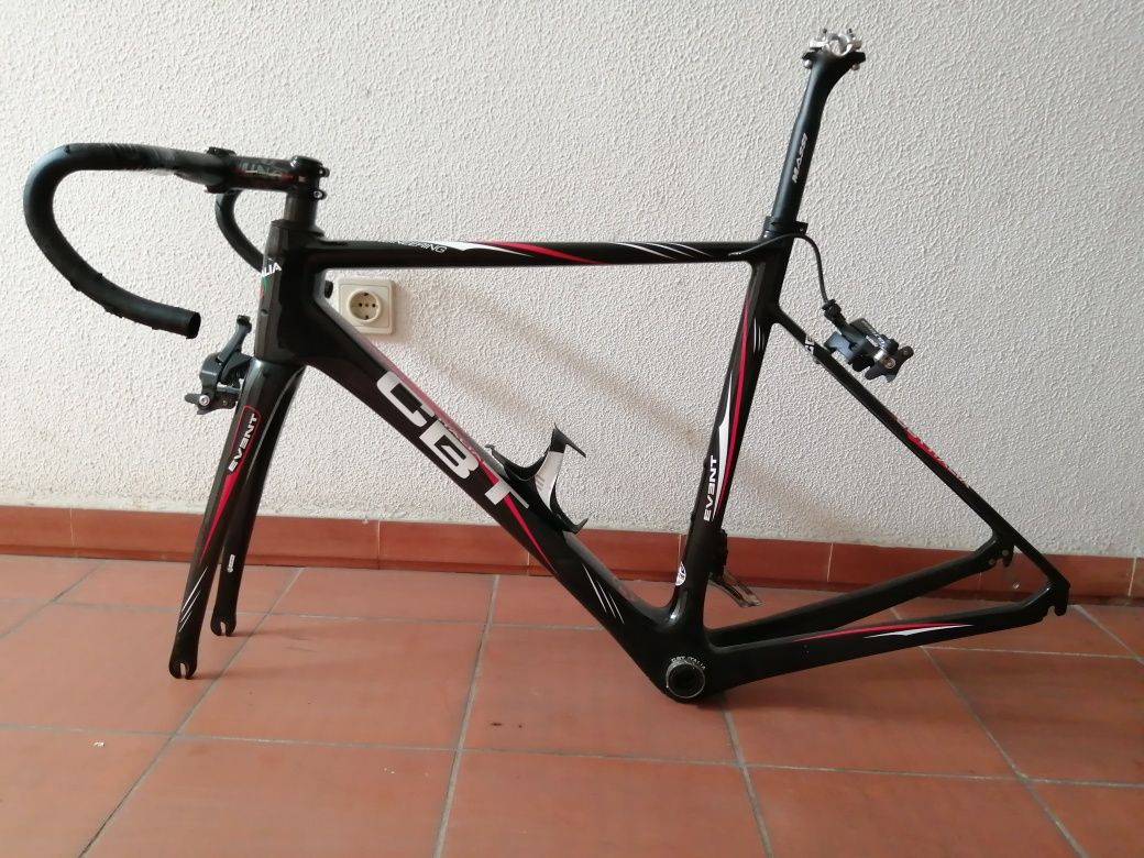 Quadro em carbono (52), grupo Ultegra R8000 e rodas