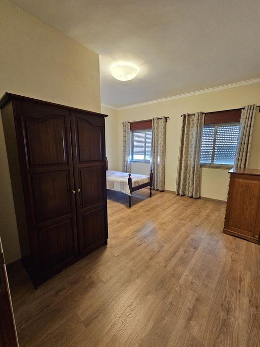 Quarto com WC (suite) para Jovem em Famões, Odivelas (Lisboa)