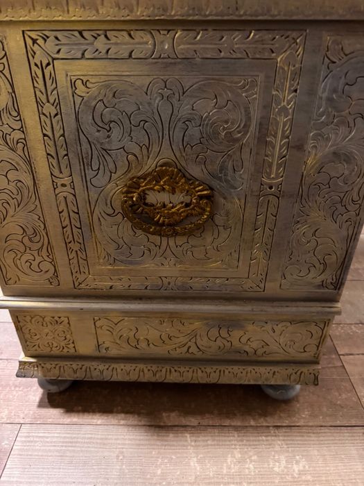 Bau em madeira para arrumos