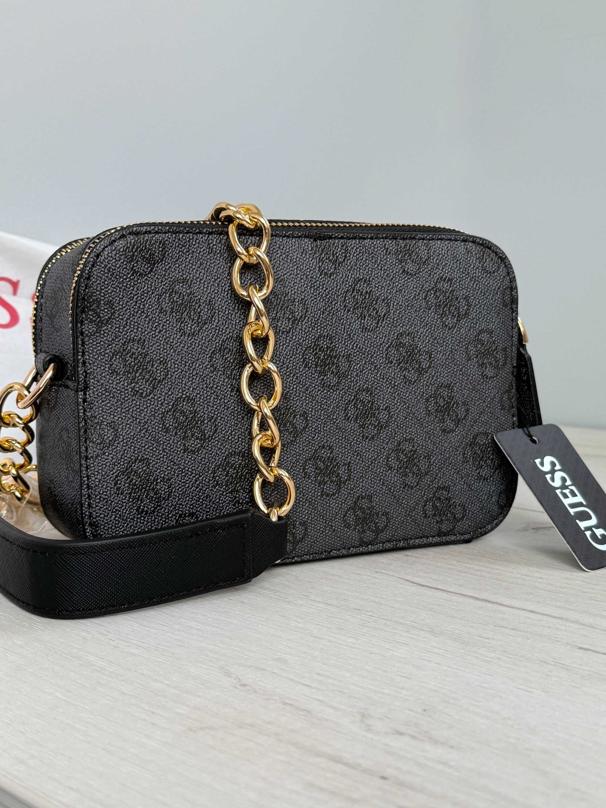 Сумка кросбоді на ланцюжку в стилі бренду guess
