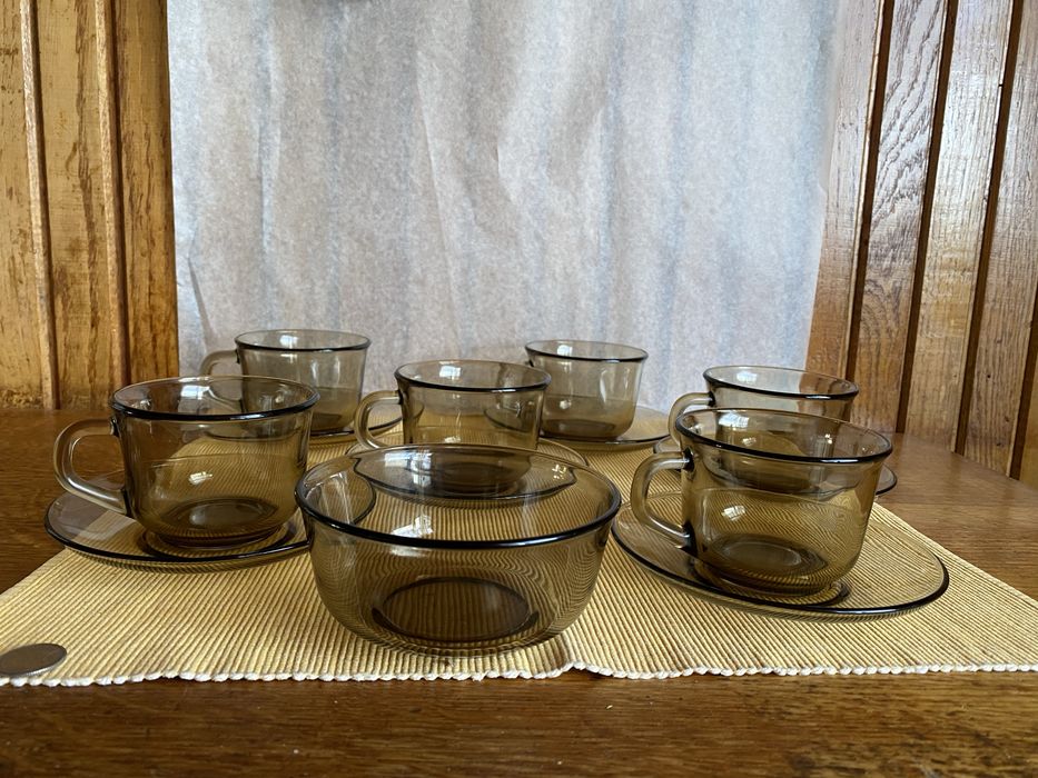 6 filiżanek na spodkach i cukierniczka, ciemne szkło, PRL