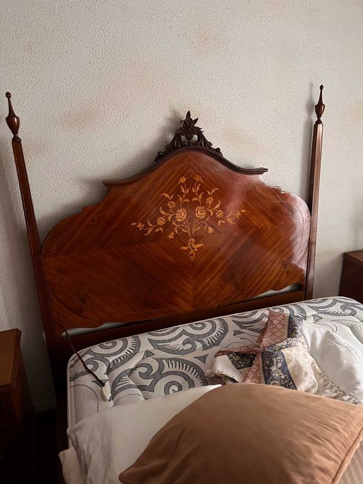 Cama antiga em bom estado