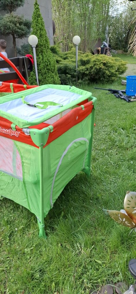 Łóżeczko turystyczne dwupoziomowe z przewijakiem