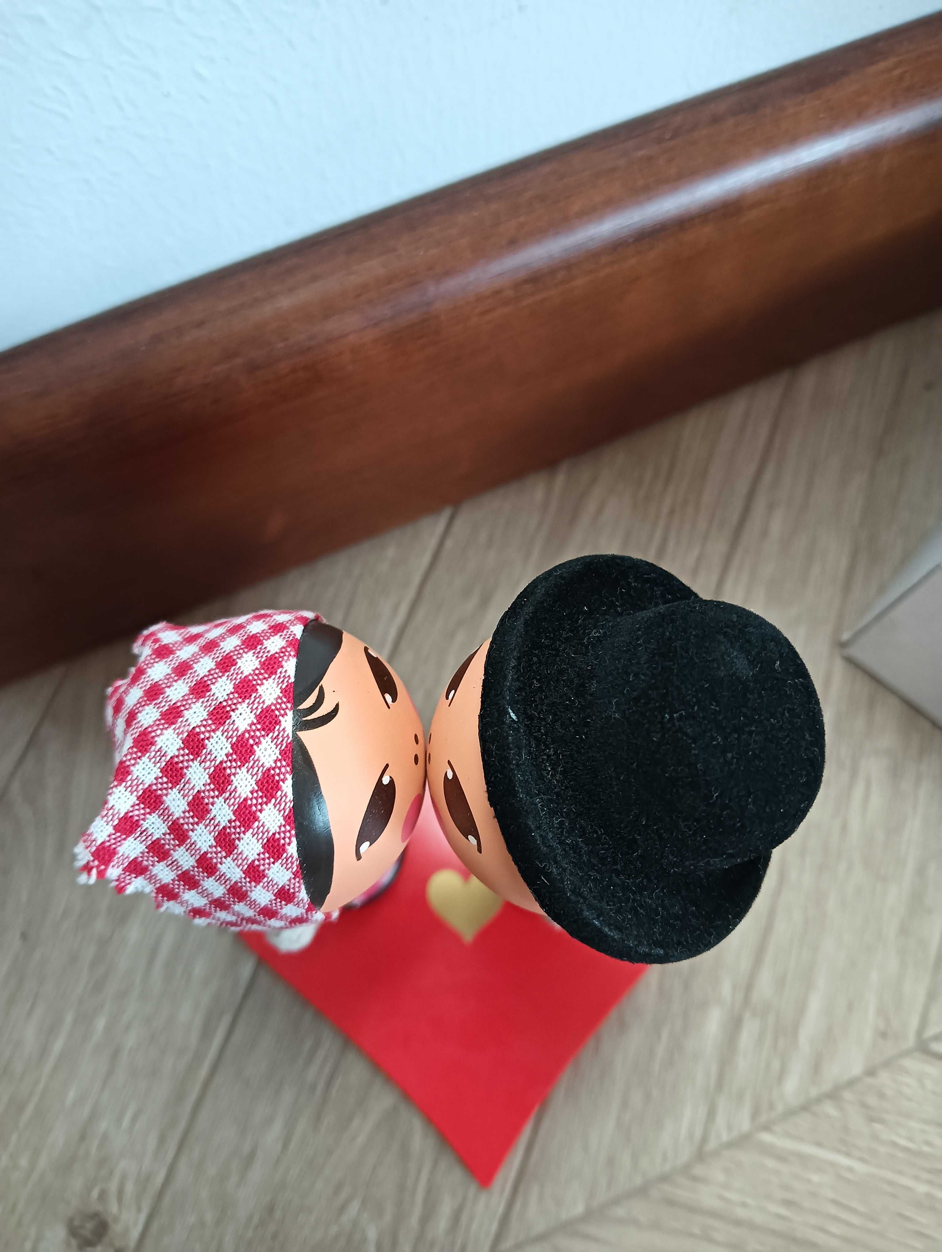 Figurki z ruchoma głowa zakochana para