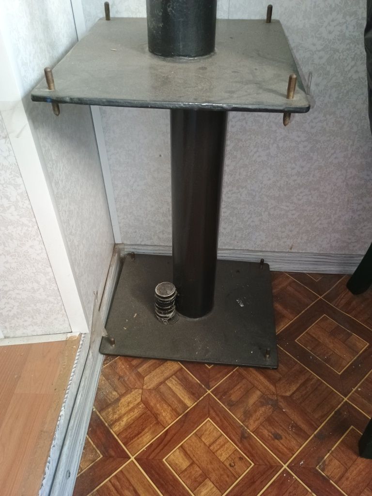 Предлагаю к покупке стойки для акустической системы.