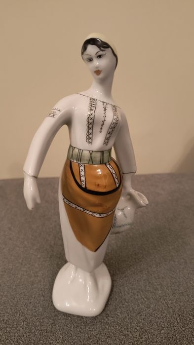 Figurka kobiety z porcelany.