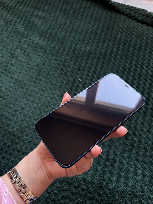iPhone 12 на 64 ГБ синій