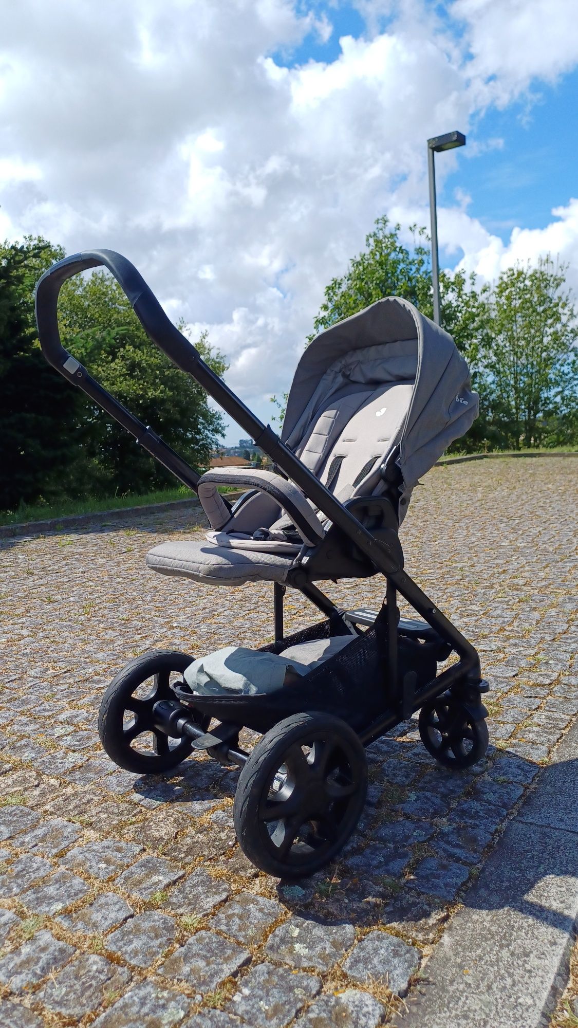 Carrinho Joie Chrome compatível com ovo Cybex (tem adaptadores)