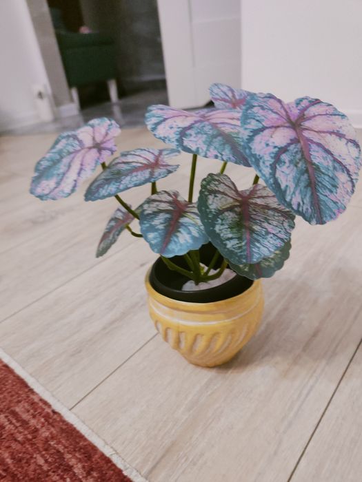 Sztuczny kwiatek w doniczce