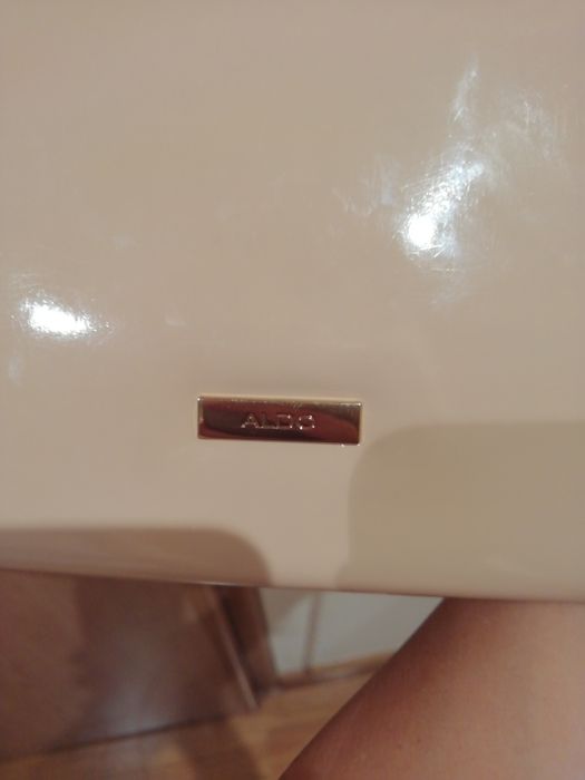 Mala em verniz bege de mão ou corrente dourada como alça