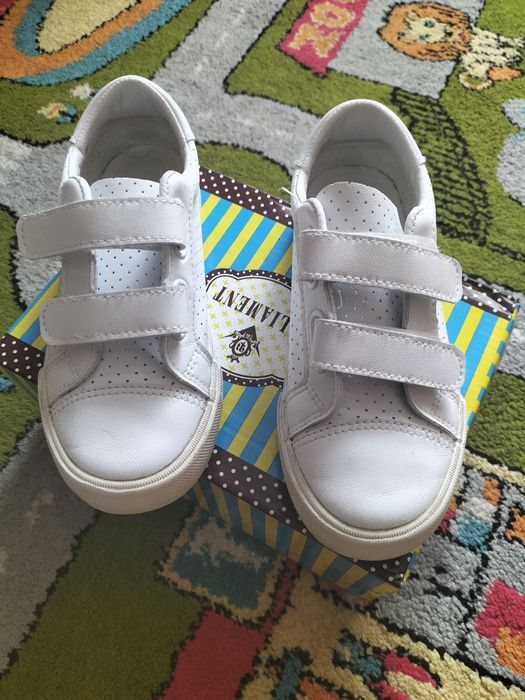 Кеди білого кольору