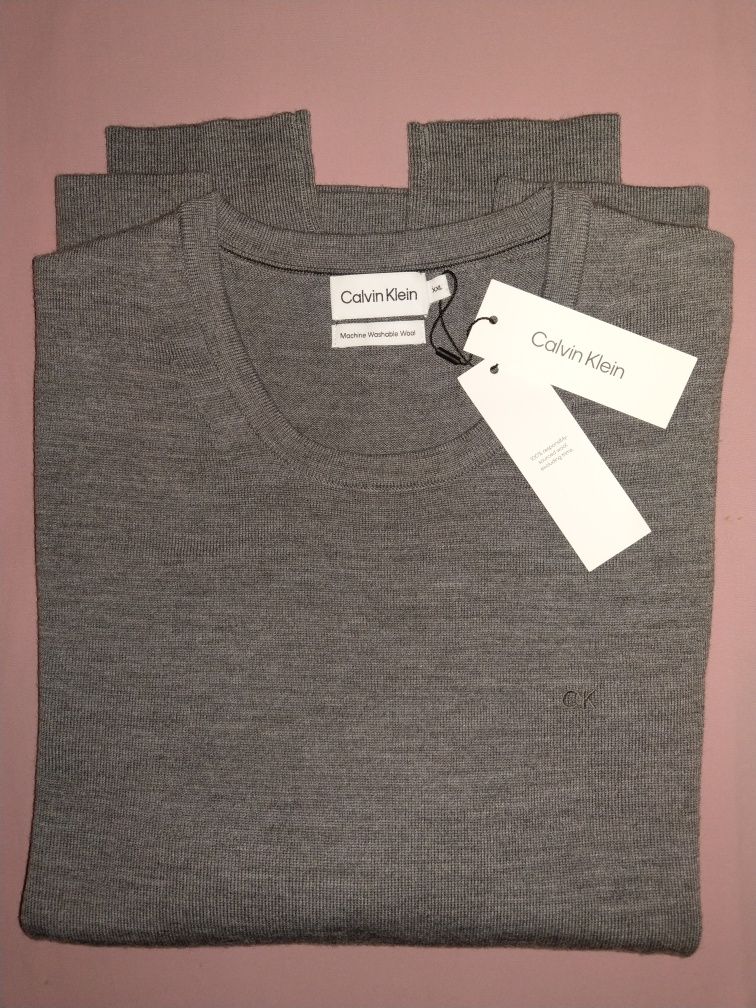 Wyprzedaż lekki swetr męski Calvin Klein.