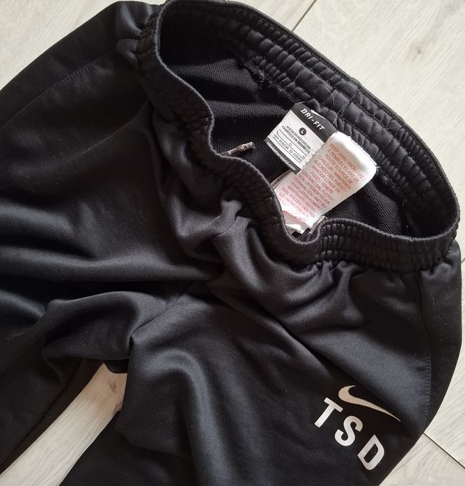 Nike Dry-Fit spodnie dresowe 147-158 na 12-13 lat czarne dresy trening