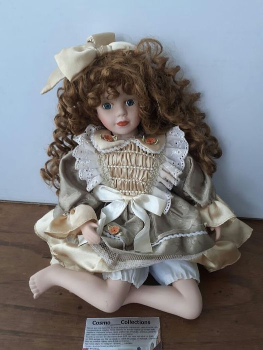 Boneca em porcelana em ótimo estado de conservação