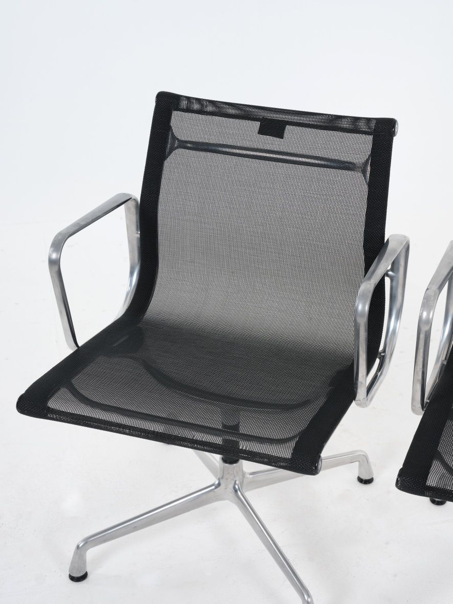 Cadeira EA108 da Vitra