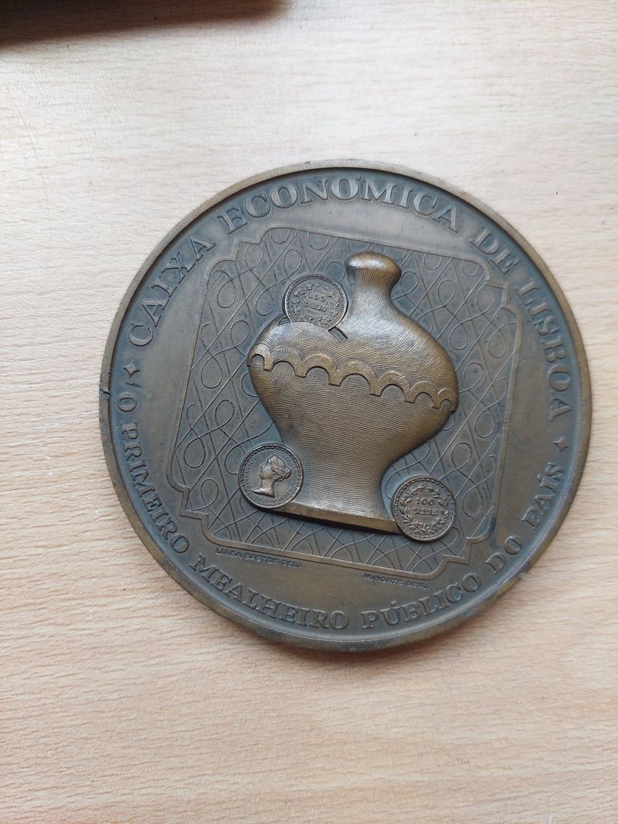 Medalha antiga banco montepio geral  1965