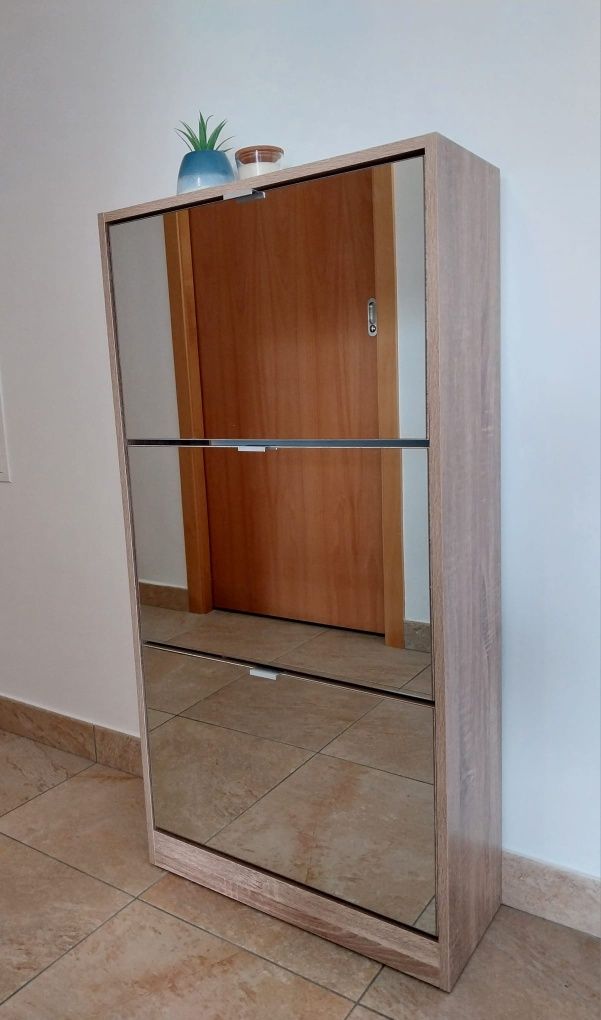 Sapateira com portas espelhadas