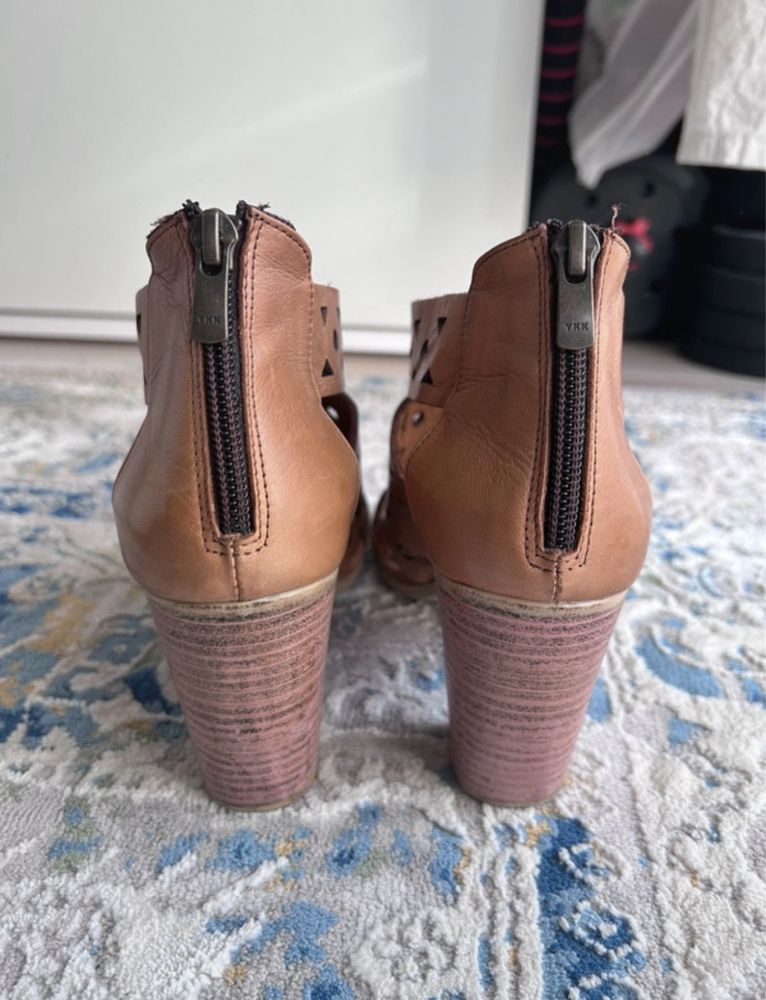 Skórzane sandały damskie Venezia brązowe na obcasie rozmiar 37