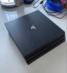 PS4 Pro 1TB 4 Gry + 2 Pady