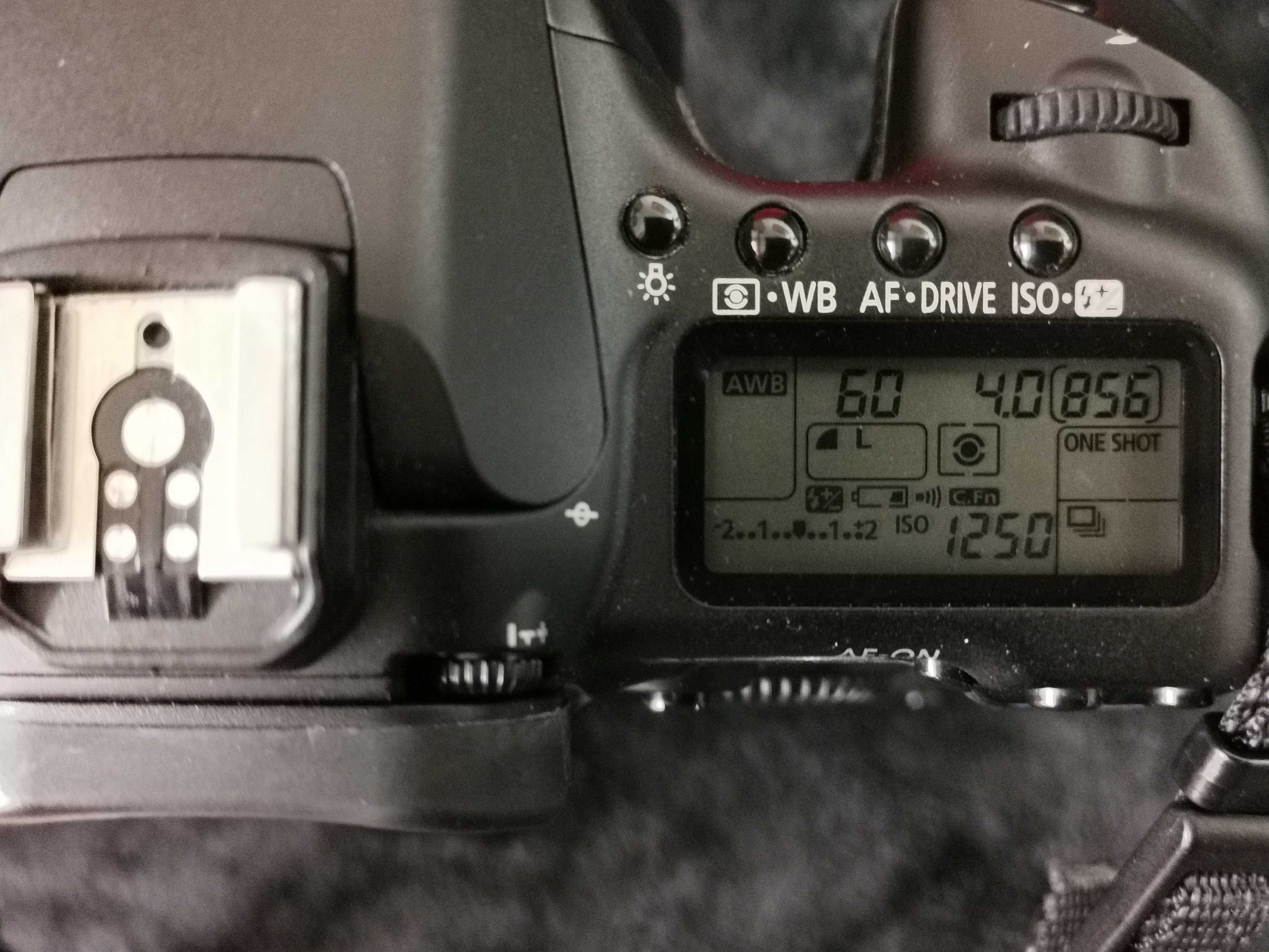 Canon 40D + punho ,  3 baterias , carregador e 4 cartões memoria